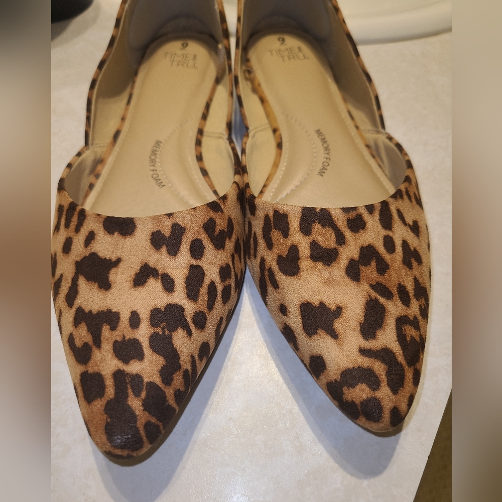 Leopard print point toe flat size 9